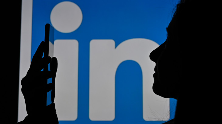 Szexista a LinkedIn algoritmusa? Megdöbbentő eredményekre jutottak a nők