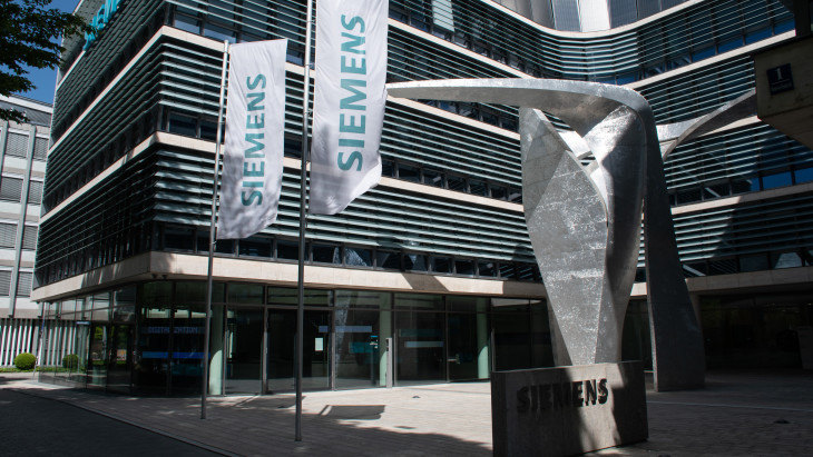 Kemény üzenetet küldött a Siemens: máshová viszi AI-beruházásait, ha nem enyhít az EU a szabályozáson