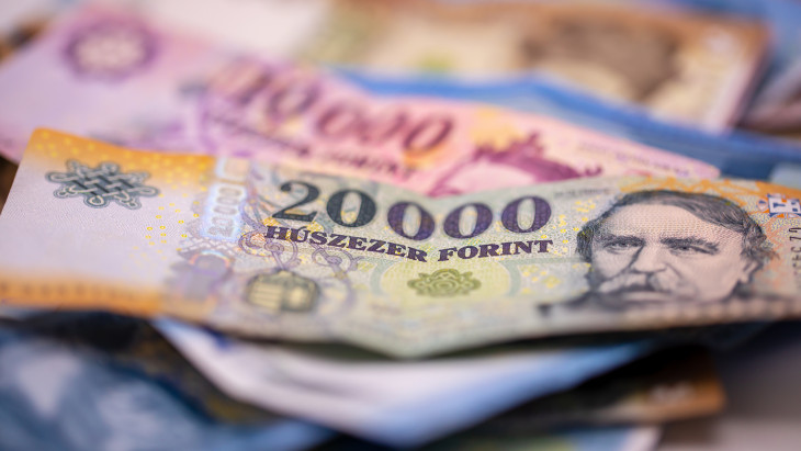 Újabb szintet ostromol a forint