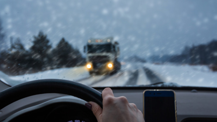 Annyira csúszik majd az út, hogy a katasztrófavédelem letiltotta több útról a teherautókat