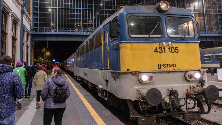 Csütörtöktől több ülőhellyel, hosszabb vonatokkal és plusz buszokkal közlekedik a MÁV