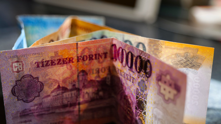 A háború árnyékában próbál talpra állni a forint - de vajon sikerül?