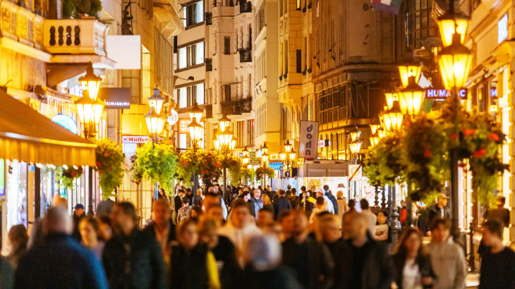 Válaszút előtt Budapest: vagy szintet lép, vagy elnyeli az olcsó buliturizmus