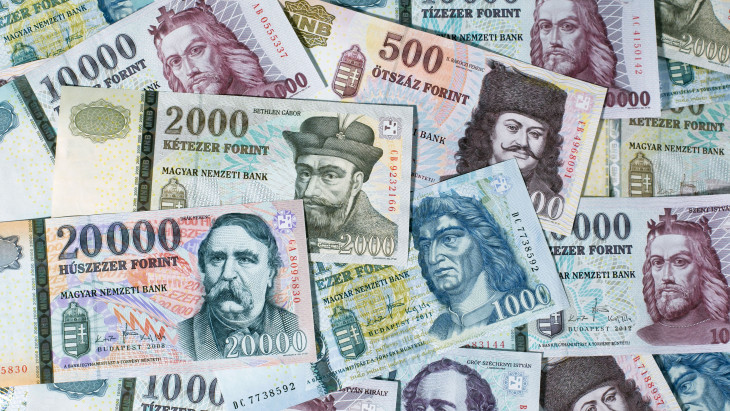Nagy napra ébredt a forint, egy megszólalásra figyel mindenki