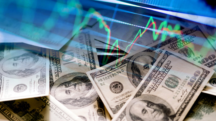 Ötéves mélypontra zuhant a dollár, de közben pattanásig feszült a helyzet a piacokon