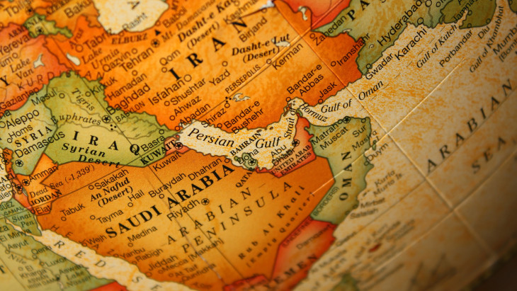 Kihasználja a háborús káoszt a pénzügyi óriás: titokban láncra veri az Öböl-államokat