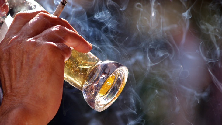 Vége a dohányzásnak a teraszokon is – Nem csak a cigarettára csapnának le Spanyolországban