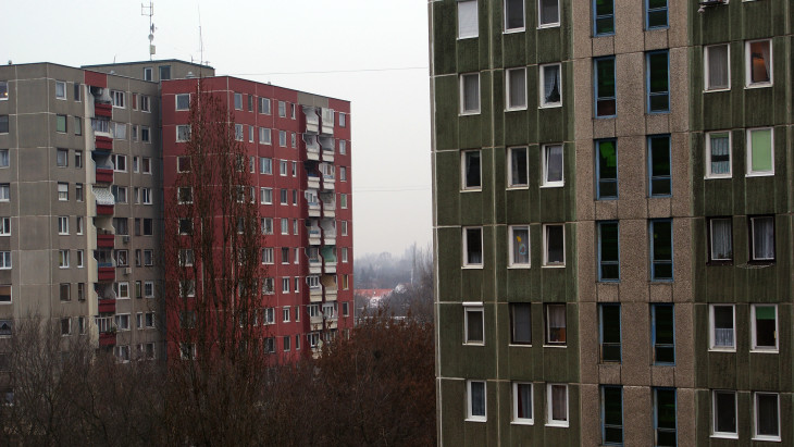 Eltűntek a vevők, egyre többen viszik lejjebb a panelek hirdetési árát Magyarországon