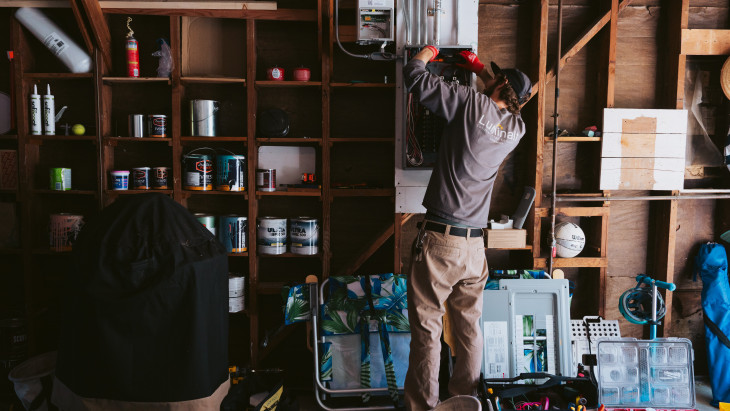 Versenyfutás a milliókért: akár órák alatt elkapkodhatják az új lakossági energiatárolós pályázatot