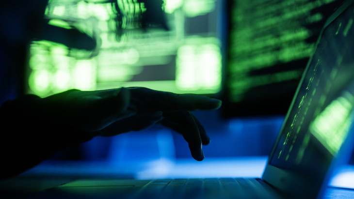 Szivárognak a titkos dokumentumok: hírhedt hackercsoport törte fel az EU kiemelt fontosságú informatikai rendszereit