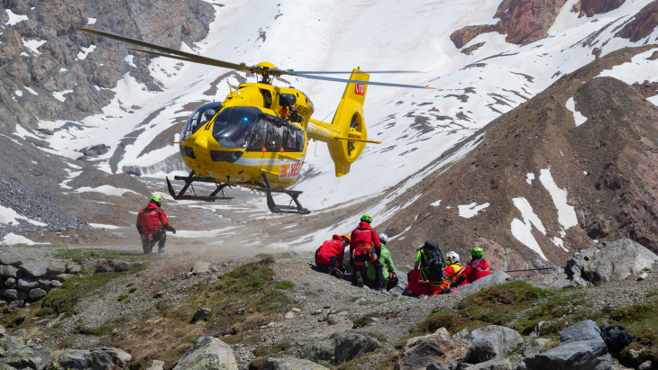 Megáll az ész: babakocsikkal indult neki egy túrázó csoport az Alpoknak, helikopteres mentés lett a vége