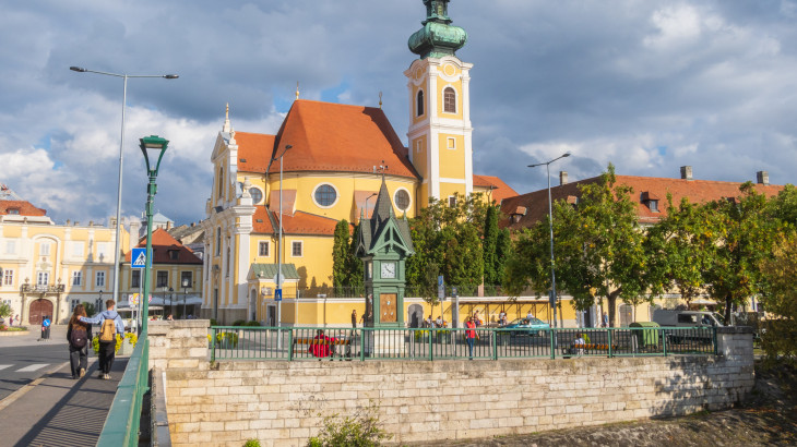 Halálos baleset történt Győrben: buszmegállóba hajtott egy luxus sportkocsi