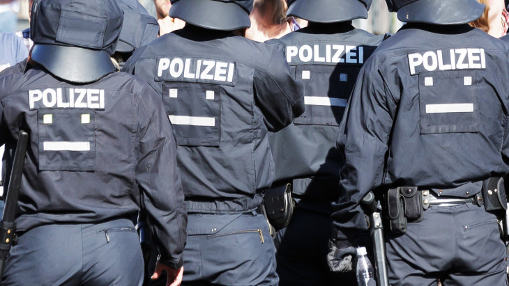 Puccs készült Németországban, több száz rendőr indult meg a Reichsbürgerek ellen