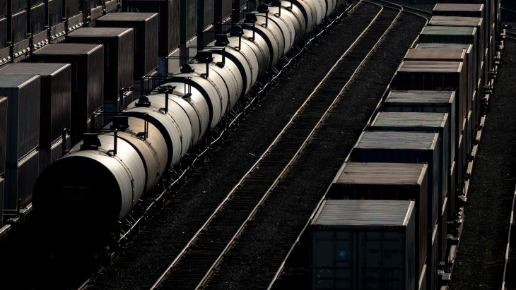 Rendkívüli döntés született: hathavi fegyverpénzt kapnak bizonyos MÁV-dolgozók áprilisban