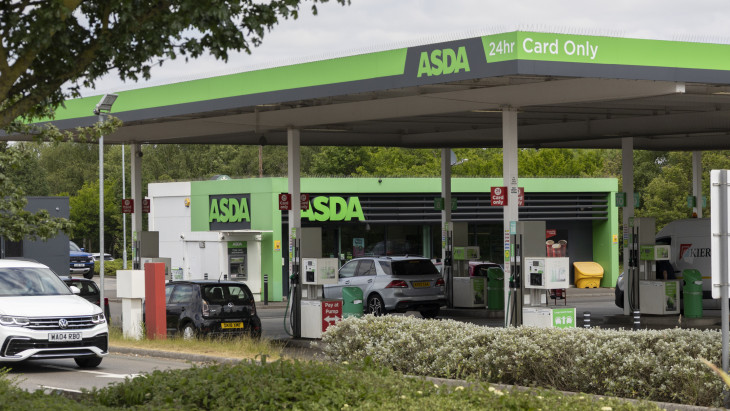 Kezdődik: üzemanyaghiány lépett fel az egyik brit szupermarketláncnál