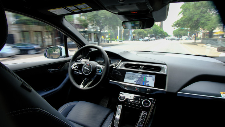 Iskolabuszok mellett szabálytalankodnak az önvezető autók