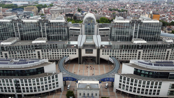 Mentőöv érkezik az elszabadult lakásárak miatt: teljesen átírnák a lakásvásárlás feltételeit az Európai Parlamentben