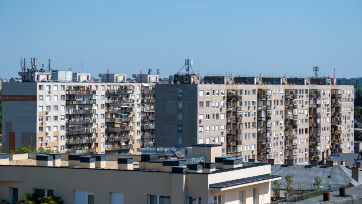 100 millió egy panelért? Oda se neki, magyarok tömegei startolnak rá álmaik otthonára