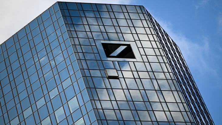 Nyomozók szállták meg a neves európai gigabank székházát