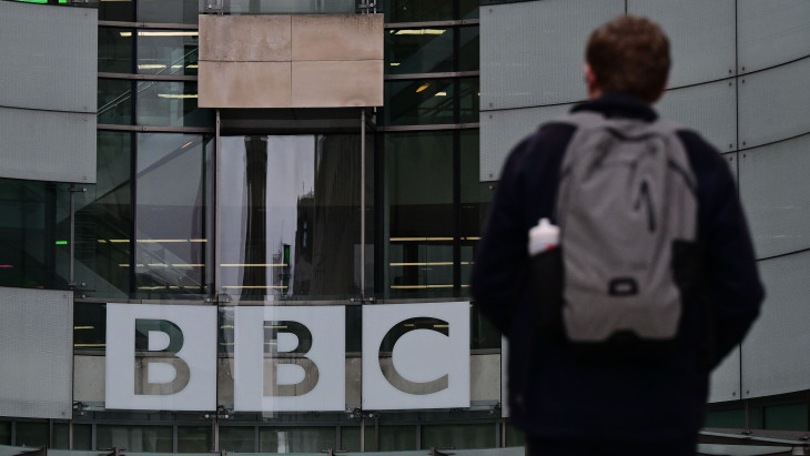 Ezrek vesztik el a munkájukat a világhírű médiabirodalomnál: másfél évtizede nem látott átalakítás jön a BBC-nél