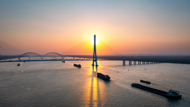 Kína csendben a folyókon és tengereken is dominanciára tör