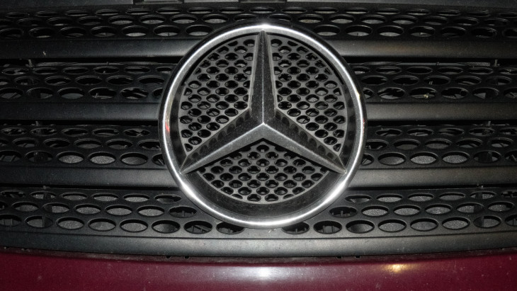 Gigantikus eladásra készülhet a Mercedes