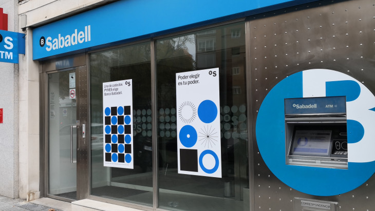 Csinos részvénypakettet adott el a spanyol bank milliárdos befektetője