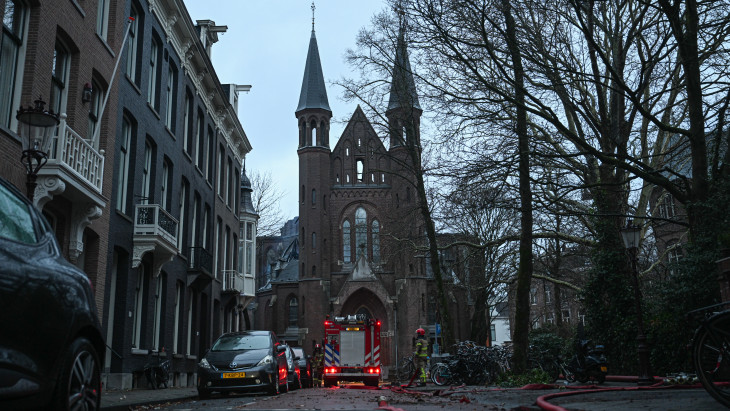 Tűzvész pusztított el egy ikonikus épületet az európai nagyvárosban, menthetetlen a Vondelkerk