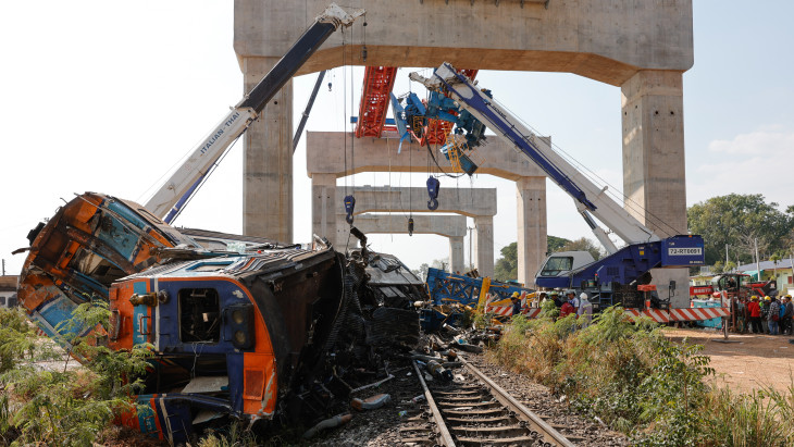 Horrorbaleset: kisiklott egy vonat, miután rászakadt egy hatalmas daru