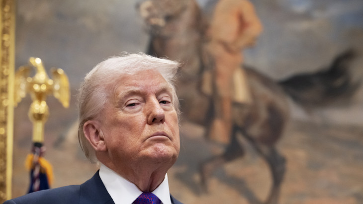 Trump szakított minden szabállyal: amit a katonák előtt mondott, arra még nem volt példa