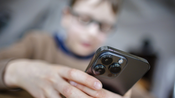 Mesterséges intelligencia gyerekeknek: hol húzzuk meg a határt?