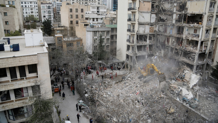 Újabb ország lépett be a háborúba, nagyon súlyos csapás érte Amerika egyik bázisát - Híreink az iráni háborúról szombaton