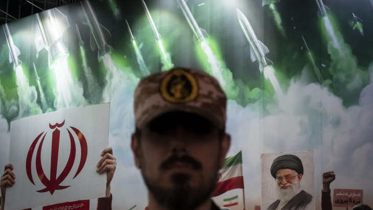 Miközben Irán polgári gazdasága összeomlik, katonai gazdasága egyre erősebbé válik