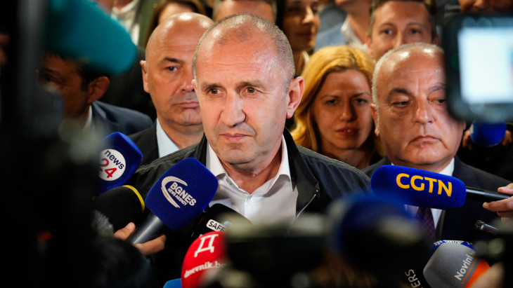 Eldőltek a bolgár választások, földcsuszamlásszerű győzelmet arathat a volt államfő