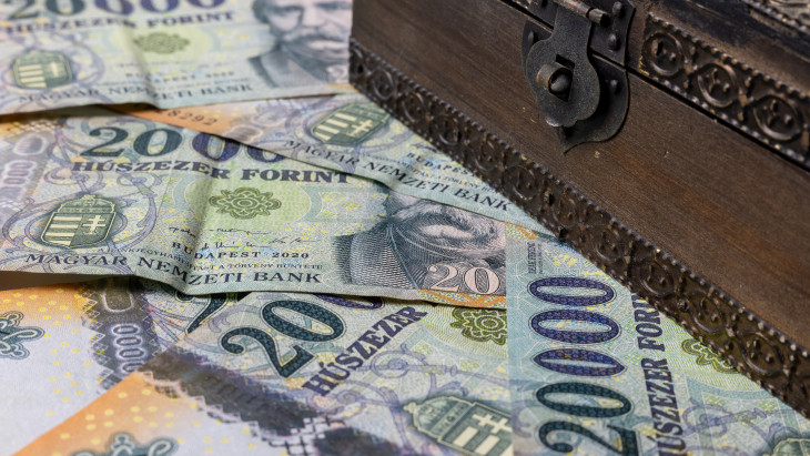 Erősödésnek indult a forint péntek reggel