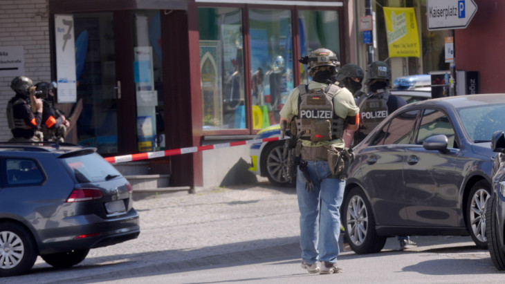 Élő túszdráma egy német kisváros bankjában: a rendőrség nagy erőkkel vonult a helyszínre