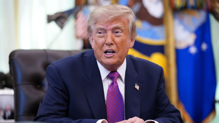 Trump nemzeti vészhelyzetet hirdetettek Amerikában és új frontot nyitott Kína ellen