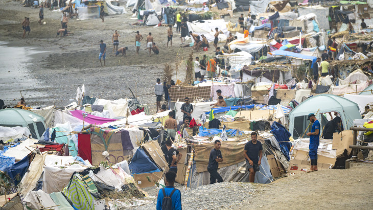 Migrációs szigor: miért tartja fenn a Tisza-kormány a válsághelyzetet a csökkenő esetszámok ellenére?