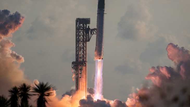 Először állt Föld körüli pályára a SpaceX Starship rakétája, majd vissza is tért a légkörbe