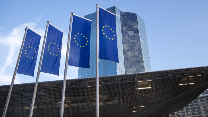 Itt a várt bejelentés: 30 százalékos vámot kap Trumptól az Európai Unió
