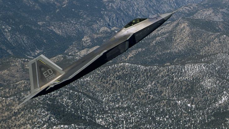 Hatalmas mozgolódás indult meg: több mint 120 amerikai harci gép kelt át az óceánon