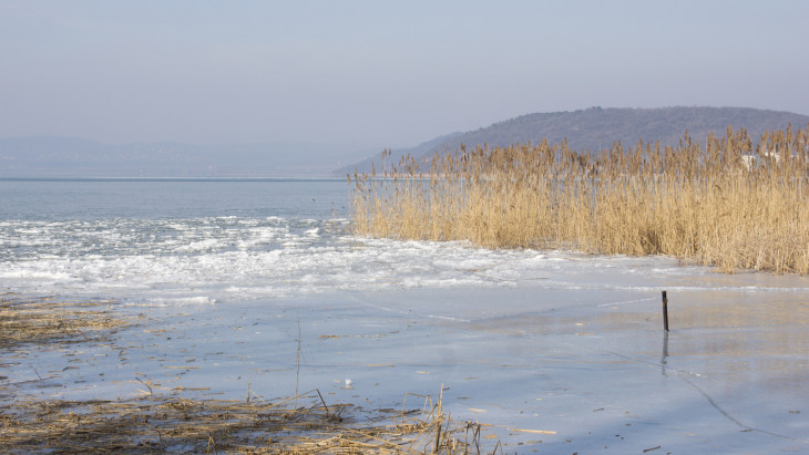 Látványos videón a pillanat, amikor hangosan kettéreped a Balaton jege