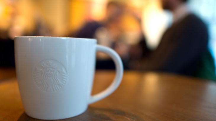Néhány gramm méz miatt gyűlt meg a baja a Starbucksnak a törzsvásárlókkal