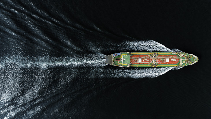 Megindult Irán támadása, ismét ropognak a fegyverek a kulcsfontosságú szorosban