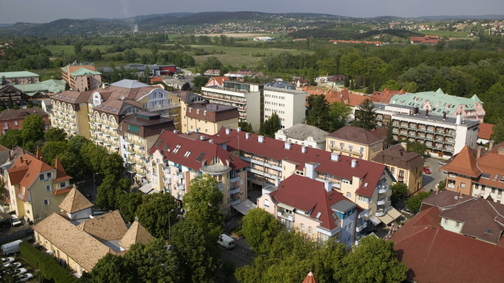 Fordulat a Balatonnál: véget ért az eszeveszett ingatlandrágulás, visszatér a készpénzes luxus
