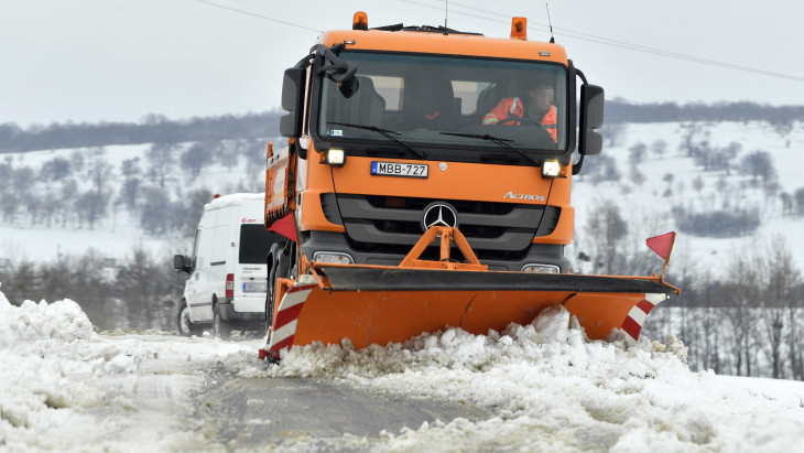 Mikor takarítják már el a havat az utcákon? – Bemutatjuk, ki, mikor várhatja a hókotrókat a lakóhelyén!