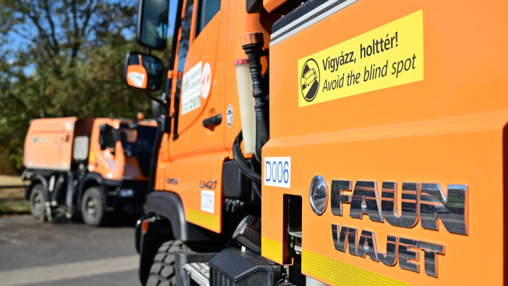 Újabb fővárosi járműveken jelenik meg a figyelmeztető sárga jelzés