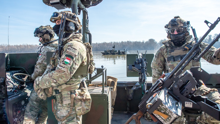 Elindultak a magyar katonák Afrikába - Mesterlövészek is mennek