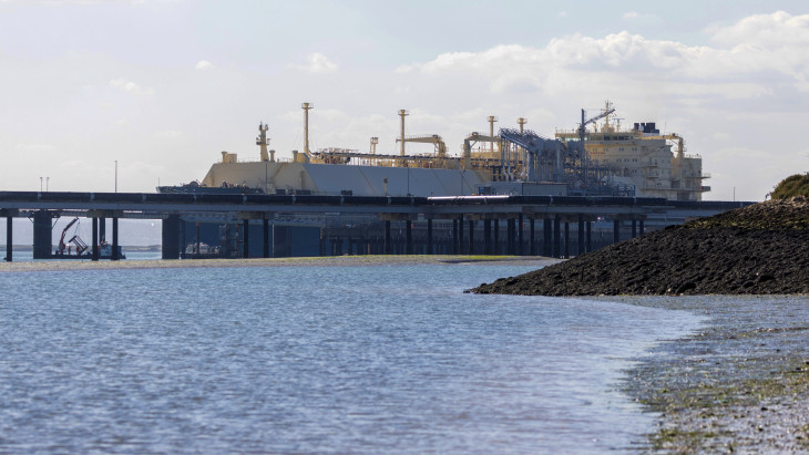Teljes titokban lopakodnak a tankerek, de így is félévesen rekordon az LNG-export a világ legveszélyesebb tengeri útvonalán