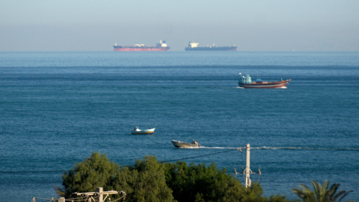 Sorra jutnak át a tankerek a Hormuzi-szoroson – egy európai olajszállító is úton van már